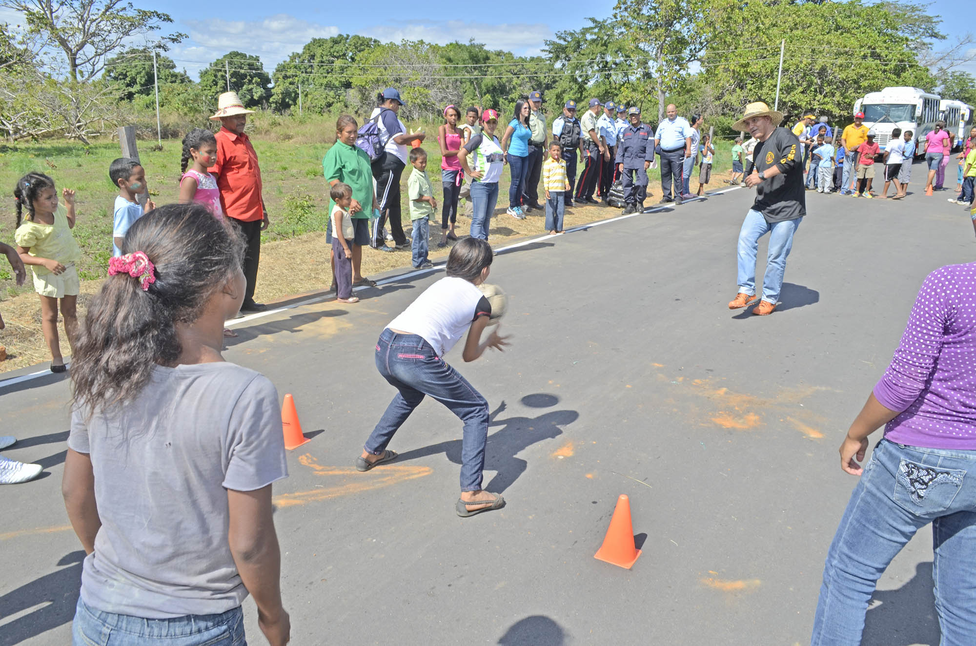 Los habitantes cuentan con calles negritas, ya no tendrán que llegar llenos de barro y polvo a sus escuelas o trabajos.